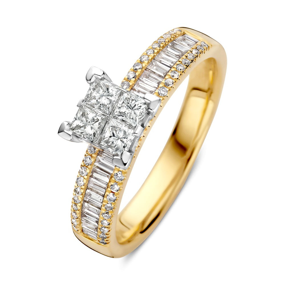 Bicolor ring van goud met twee briljanten en baguette geslepen steentjes aan de zijkanten.