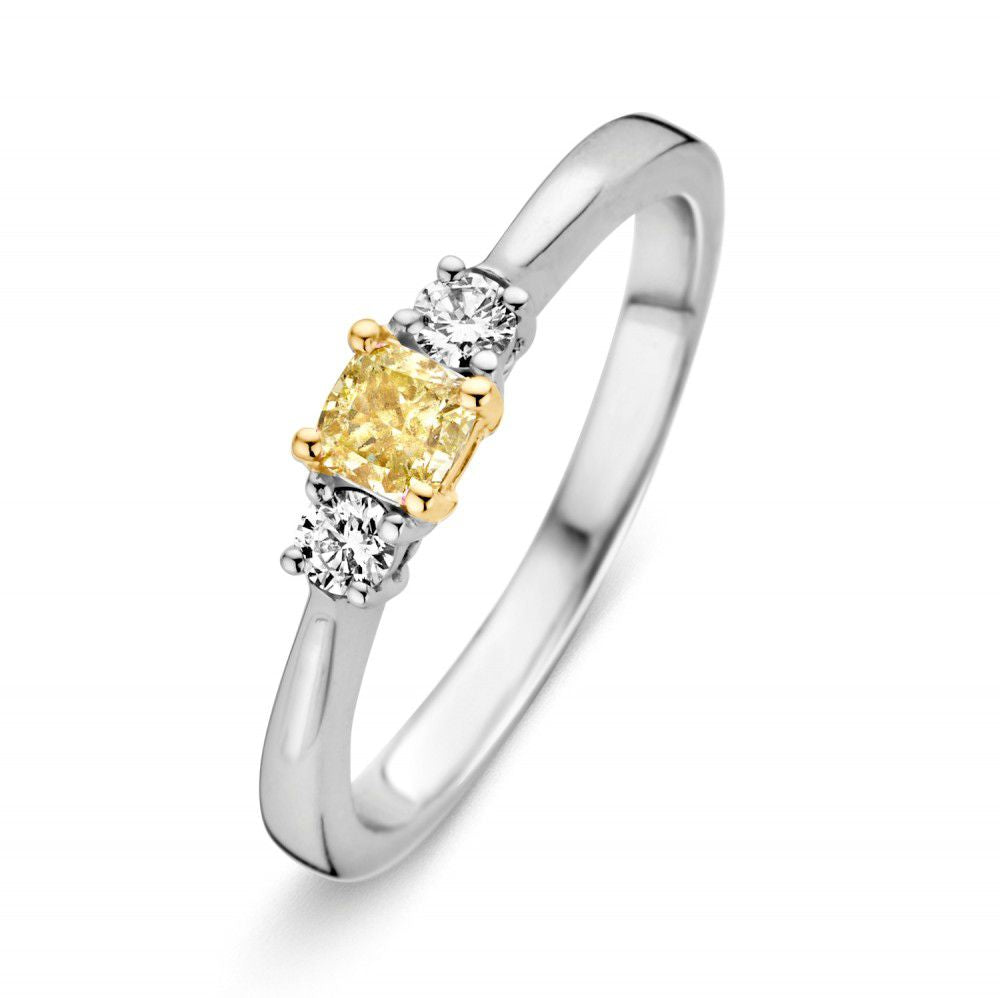 Witgouden damesring met een cushion gele diamant in het midden, omringd door twee briljanten.