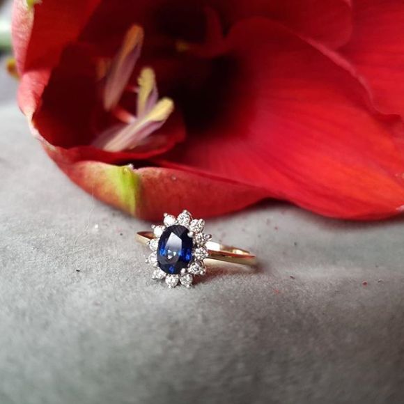 14-Karaats Klassieke Gouden ‘Lady Di’ Ring met Blauwe Saffier en Diamanten