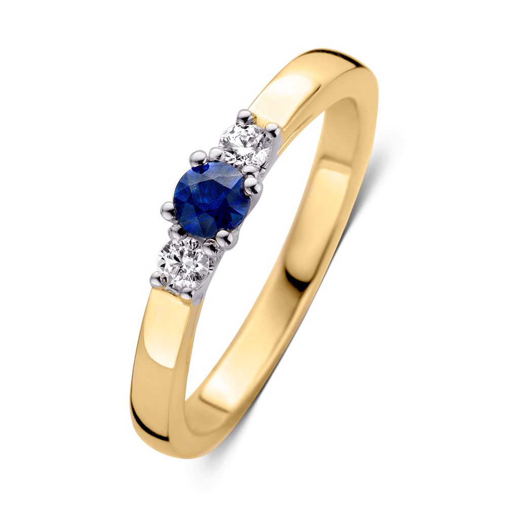 Gouden driesteensring met een blauwe saffier in het midden en aan weerszijden twee briljanten.