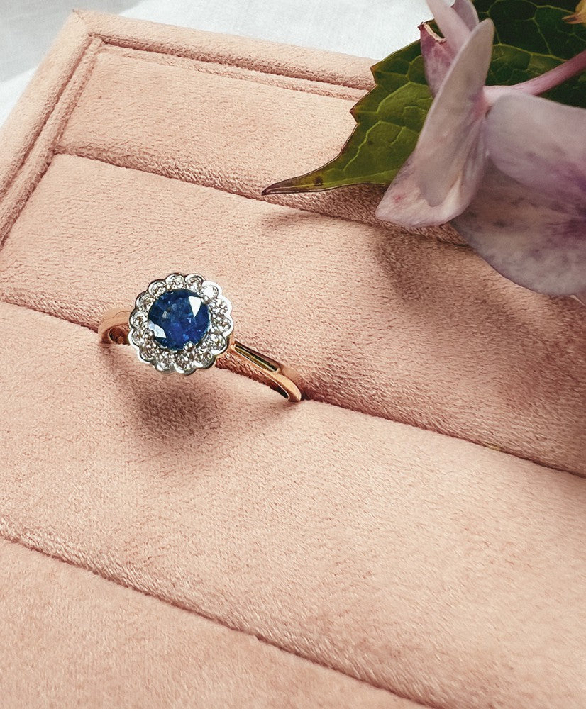 Klassieke Gouden Entourage Ring met Ronde Blauwe Saffier en 0.18ct Diamanten