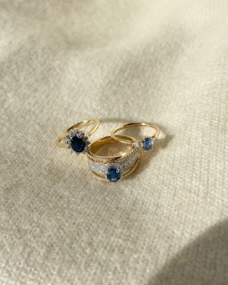 14-Karaats Klassieke Gouden ‘Lady Di’ Ring met Blauwe Saffier en Diamanten