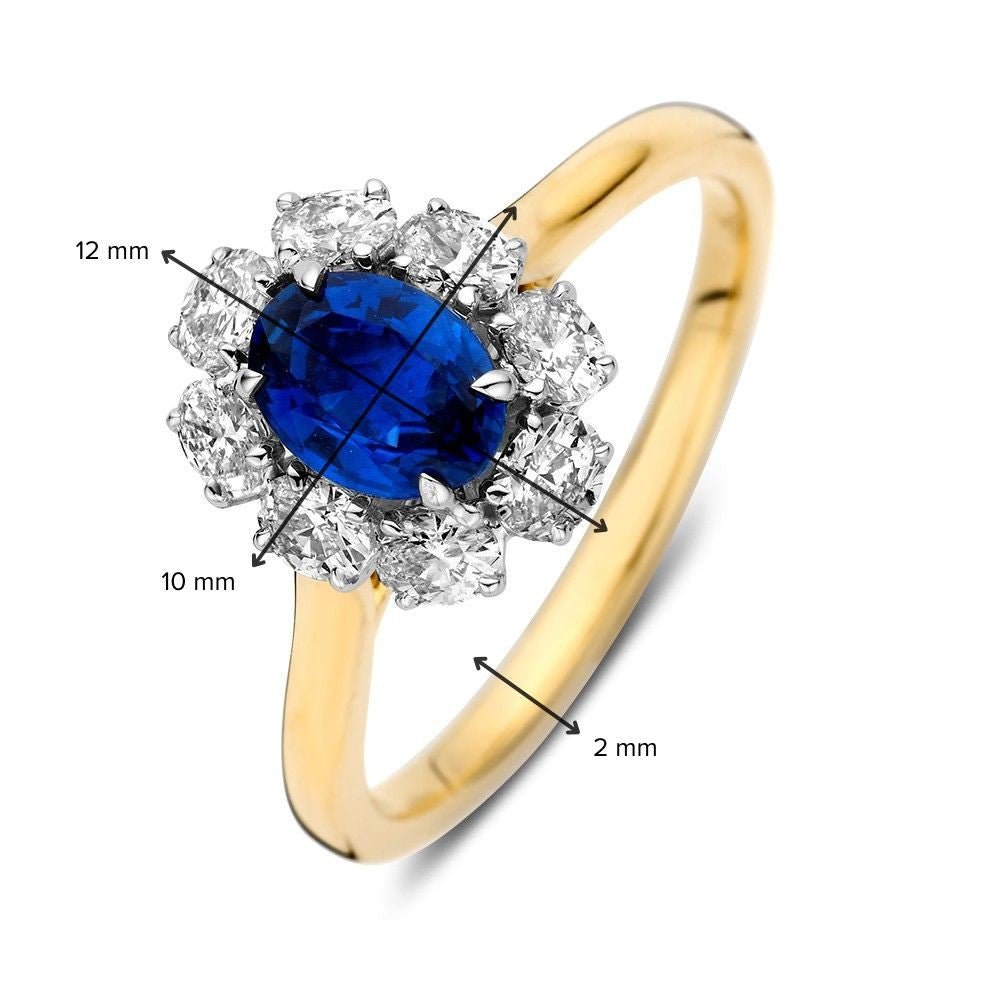 De Excellent Jewelry Ring bicolor briljant + saffier heeft een Lady Di stijl ontwerp met een ovaal blauw saffier (12x10 mm) middenstuk, heldere stenen en een 2 mm band. Pijlen geven de afmetingen aan.