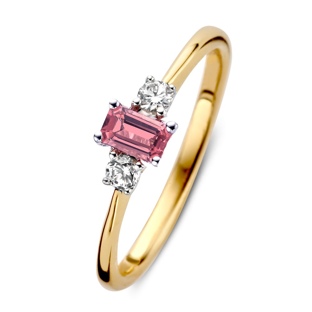 Bicolor gouden ring met een baguette roze toermalijn en twee ronde diamanten aan weerszijden.