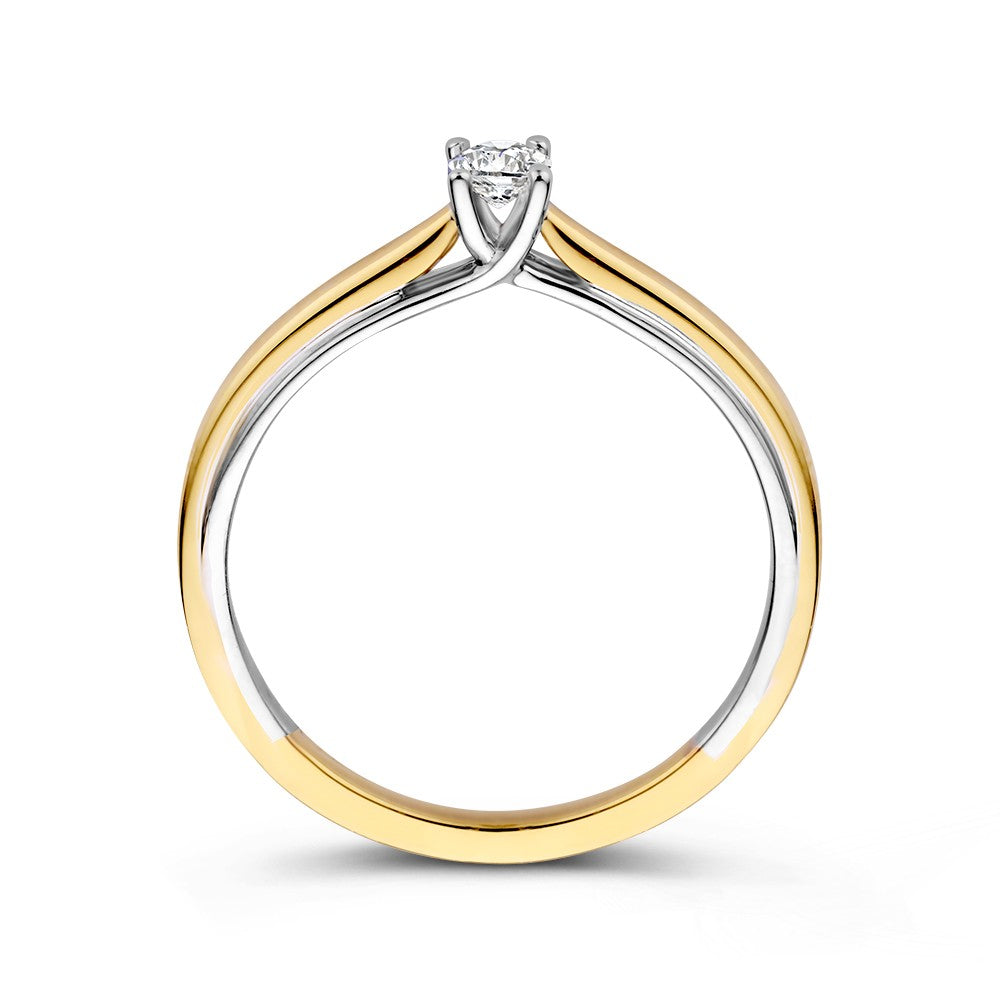 De 14k Bicolor Gold Solitaire Ring van Excellent Jewelry heeft een elegante verstrengelde geel- en witgouden band en een enkele 0,19 karaat ovale diamant voor een opvallende look.