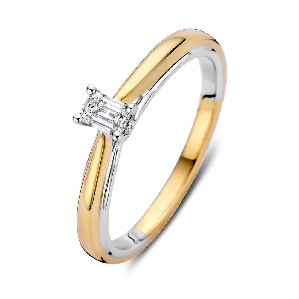 De Excellent Jewelry 14k Bicolor Gold Solitaire Ring toont een 0,22 karaat smaragd geslepen diamant in een slanke zetting met vier tanden op een geel- en witgouden band.