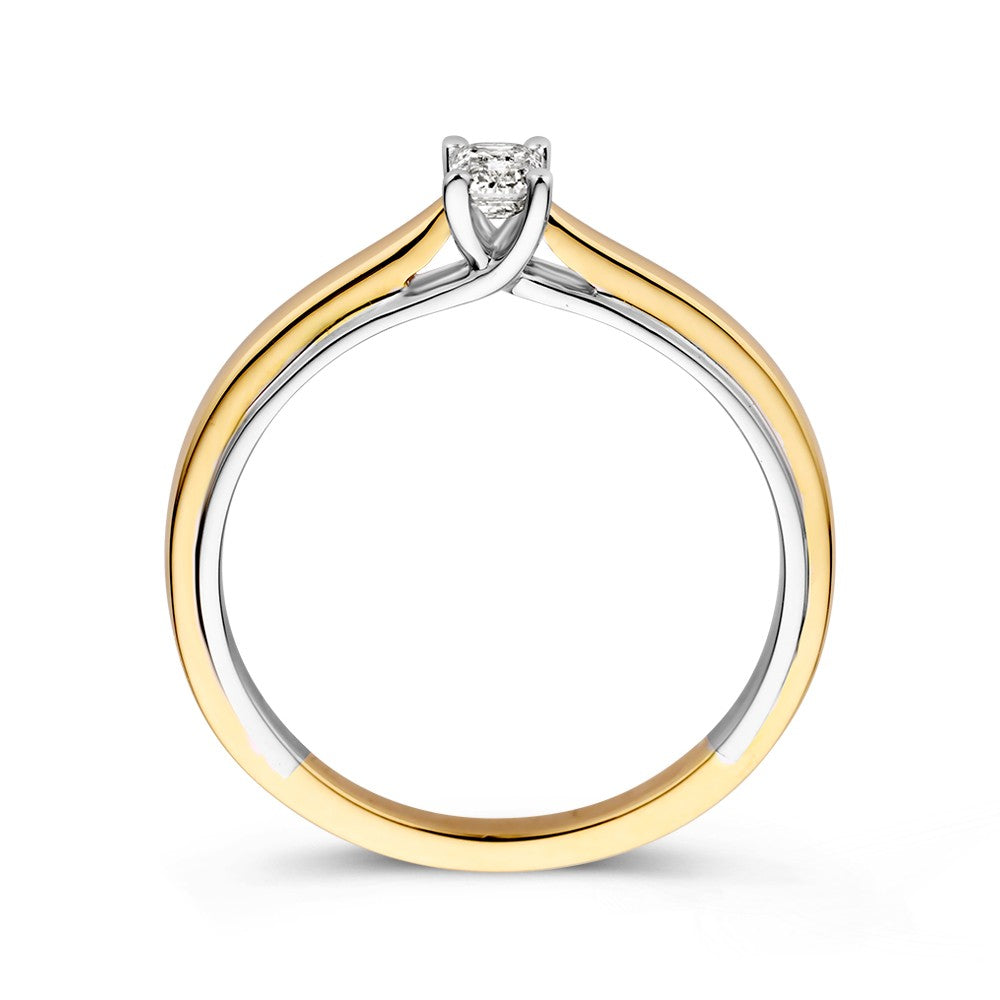 De 14k Bicolor Gold Solitaire Ring van Excellent Jewelry heeft een 0,22ct smaragdgeslepen diamant, van opzij gezien op een witte achtergrond.