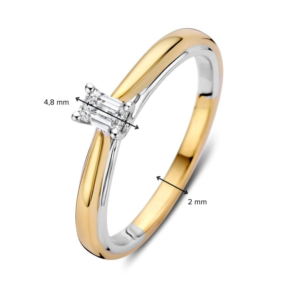 De 14k Bicolor Gold Solitaire Ring van Excellent Jewelry heeft een 0,22ct smaragd geslepen diamant in een opvallende geel- en witgouden band, van 2 mm breed met een elegante zetting van 4,8 mm.