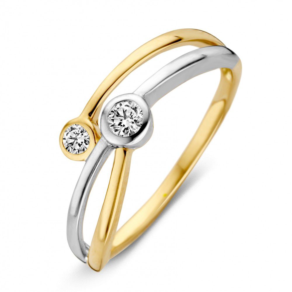 Modern en elegant, de Excellent Jewelry Bicolor gouden damesring 14 karaat heeft kruisende gouden en zilveren banden, elk bezet met een ronde witte zirkonia (6.6mm), waardoor dit opvallende accessoire echt in het oog springt.