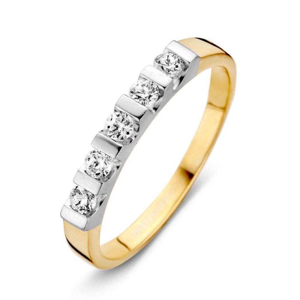 Bicolor gouden rijring van 14 karaat met vijf witte zirkonia van 2,7 mm in een moderne zetting.