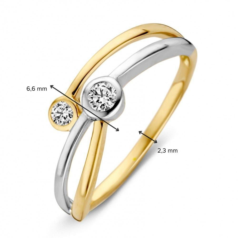 De Bicolor gouden damesring van Excellent Jewelry is gemaakt van 14 karaat goud, heeft een 2,3 mm brede band met verweven goud en zilver, en is bezet met twee witte zirkonia's van 6,6 mm. De achtergrond is effen wit.