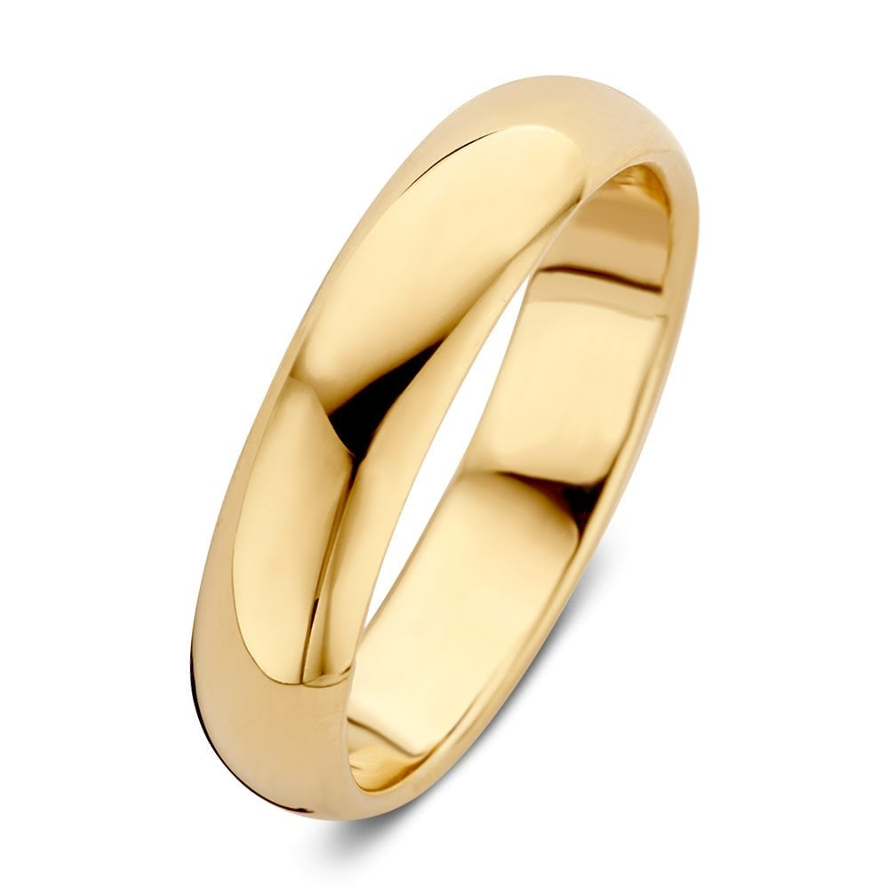 Geelgouden ring van 5 mm breed met een gladde, glanzende afwerking.
