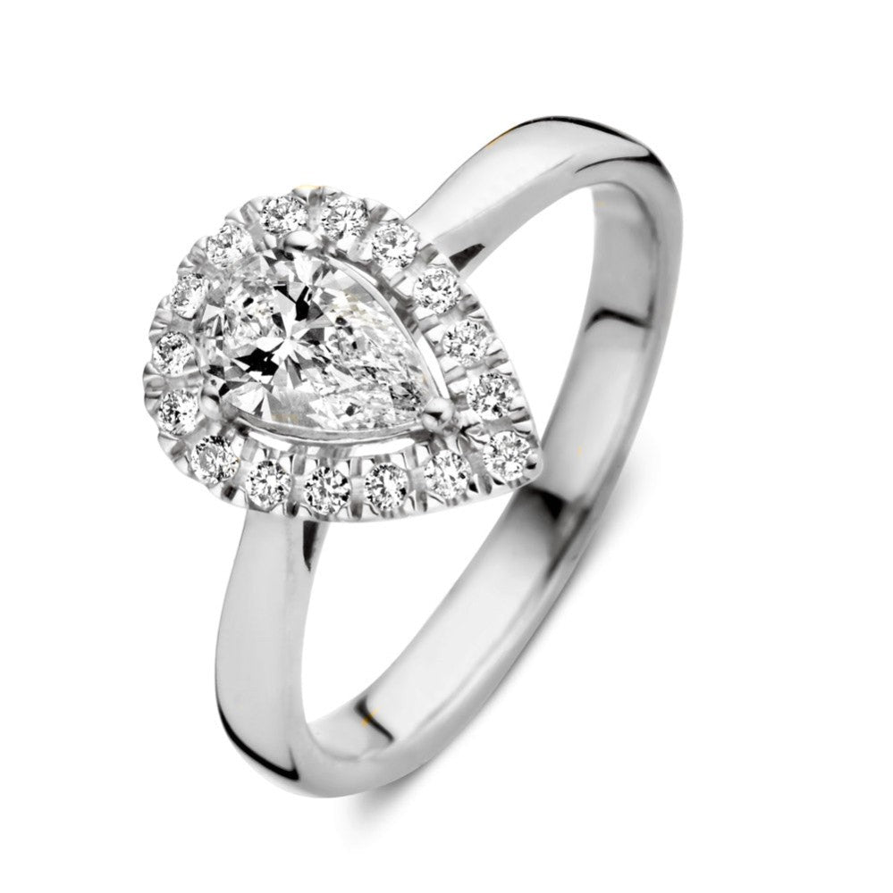 Witgouden ring met een hartvormige diamant in het midden, omringd door kleinere steentjes.