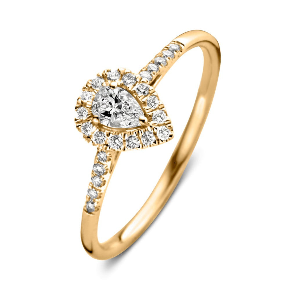 Geelgouden ring met een peervormige diamant in het midden, omringd door kleinere steentjes.