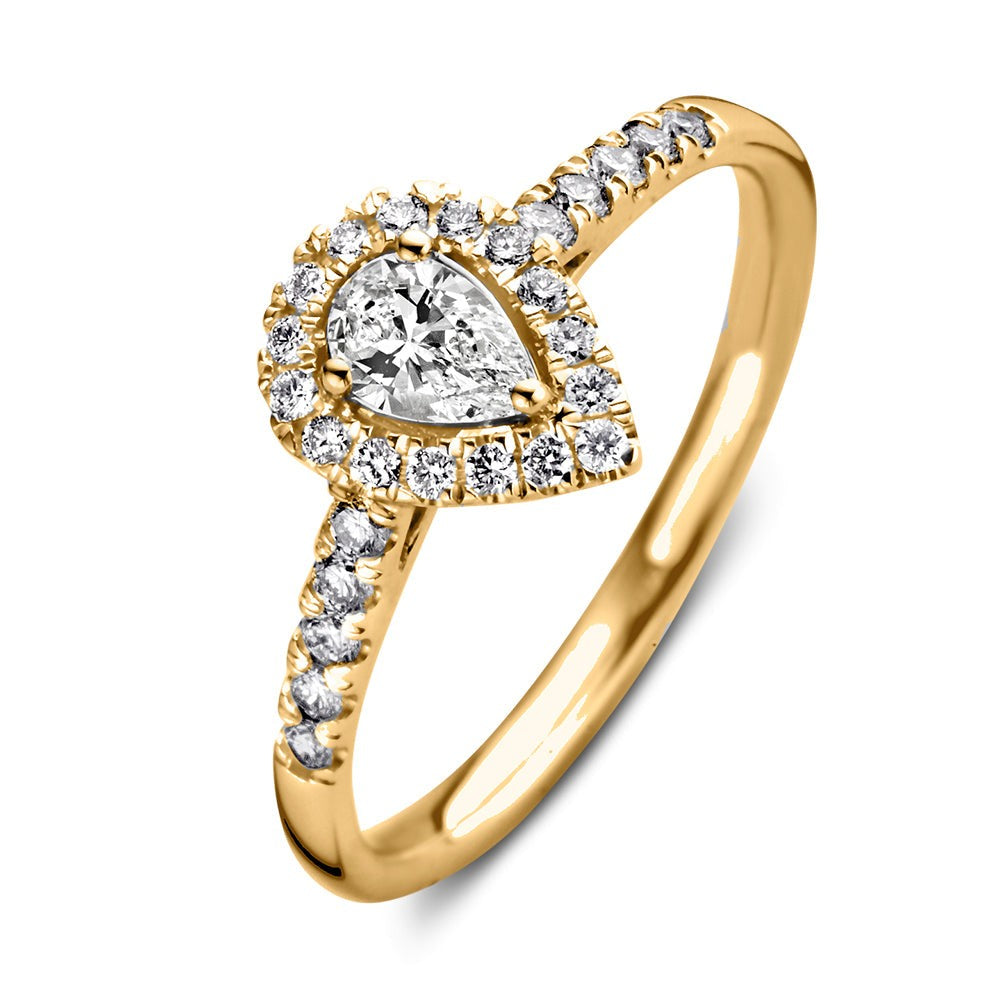 Geelgouden ring met een peervormige diamant omringd door kleinere steentjes.