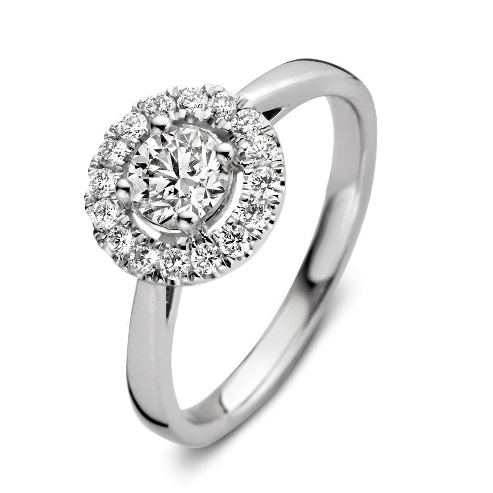 Witgouden ring met een centrale diamant omringd door kleinere diamanten in een ronde setting.