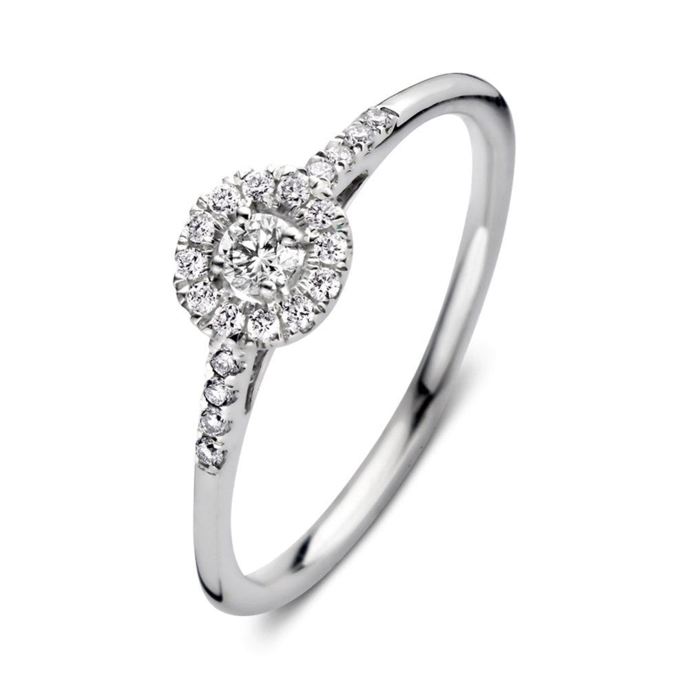 Witgouden ring met een ronde diamant in een halo-setting en kleine steentjes aan de zijkanten.