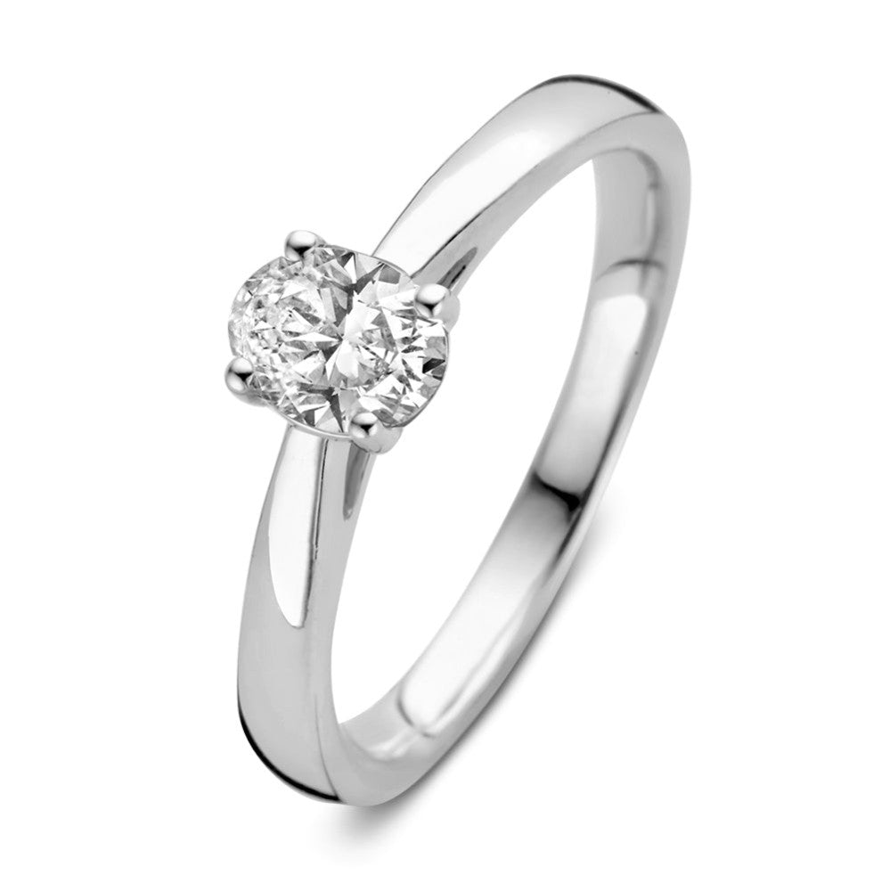 Witgouden ring met een ronde, briljant geslepen diamant van 0,50 crt. op een eenvoudige, glanzende band.