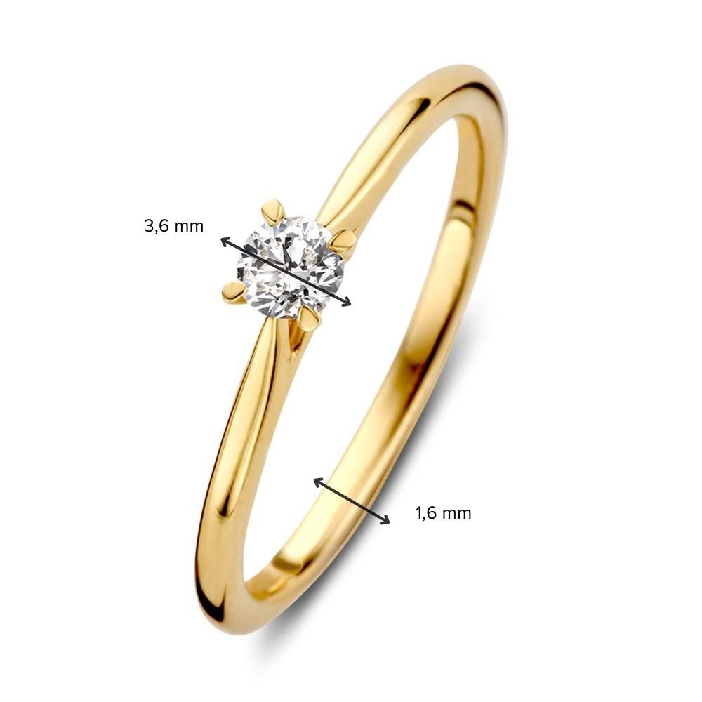 Deze Tijdloze Geelgouden Solitair Ring van Excellent Jewelry is gemaakt van 14 karaat geelgoud en heeft een 0,17 crt briljant geslepen diamant (3,6 mm); de band is 1,6 mm breed.