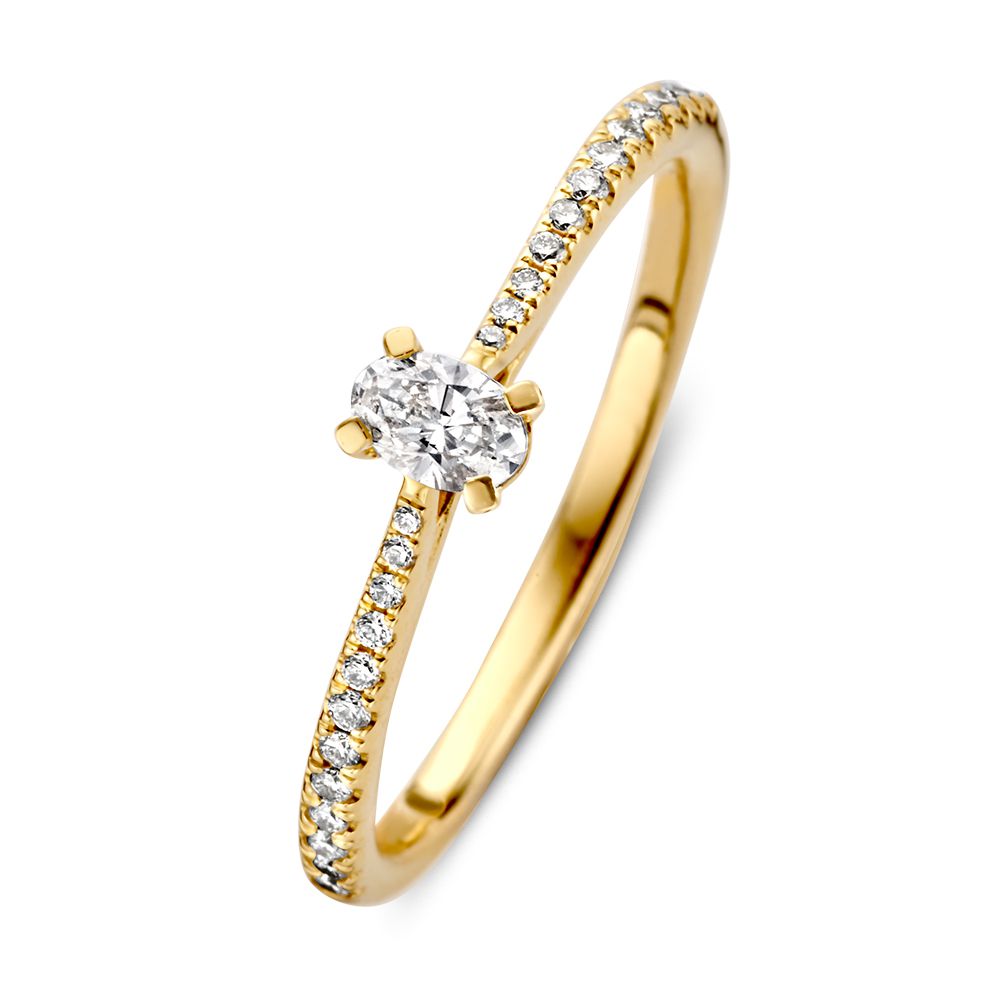 Geelgouden solitair ring met een ovale diamant in het midden en briljanten aan de zijkanten.