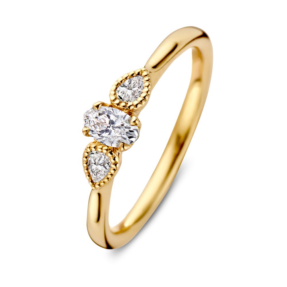 De Vintage Driesteens Geelgouden Ring van Excellent Jewelry is gemaakt van 14 karaat goud en heeft een ovale diamant (0,35 ct, H/SI-1), geflankeerd door twee peervormige zijstenen in elegante zettingen.