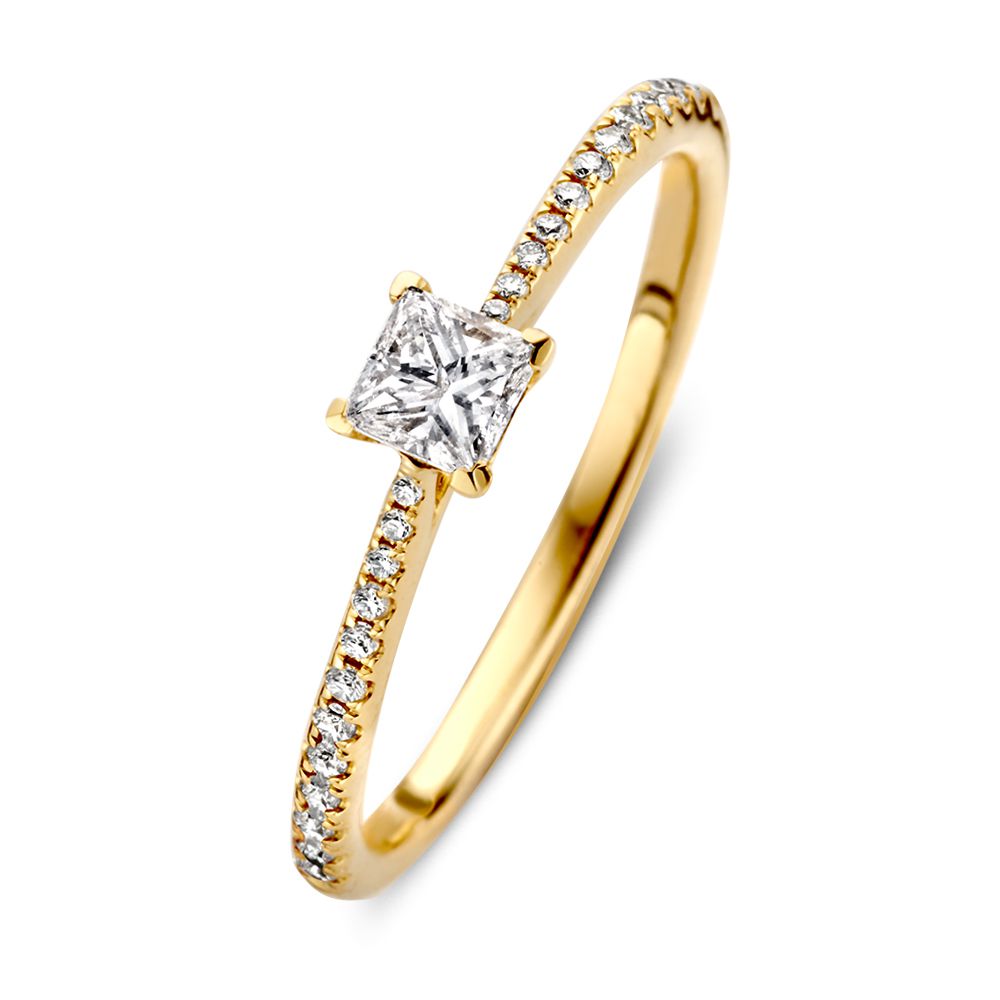 Geelgouden damesring met princess geslepen diamant in het midden en een band van kleinere diamanten.