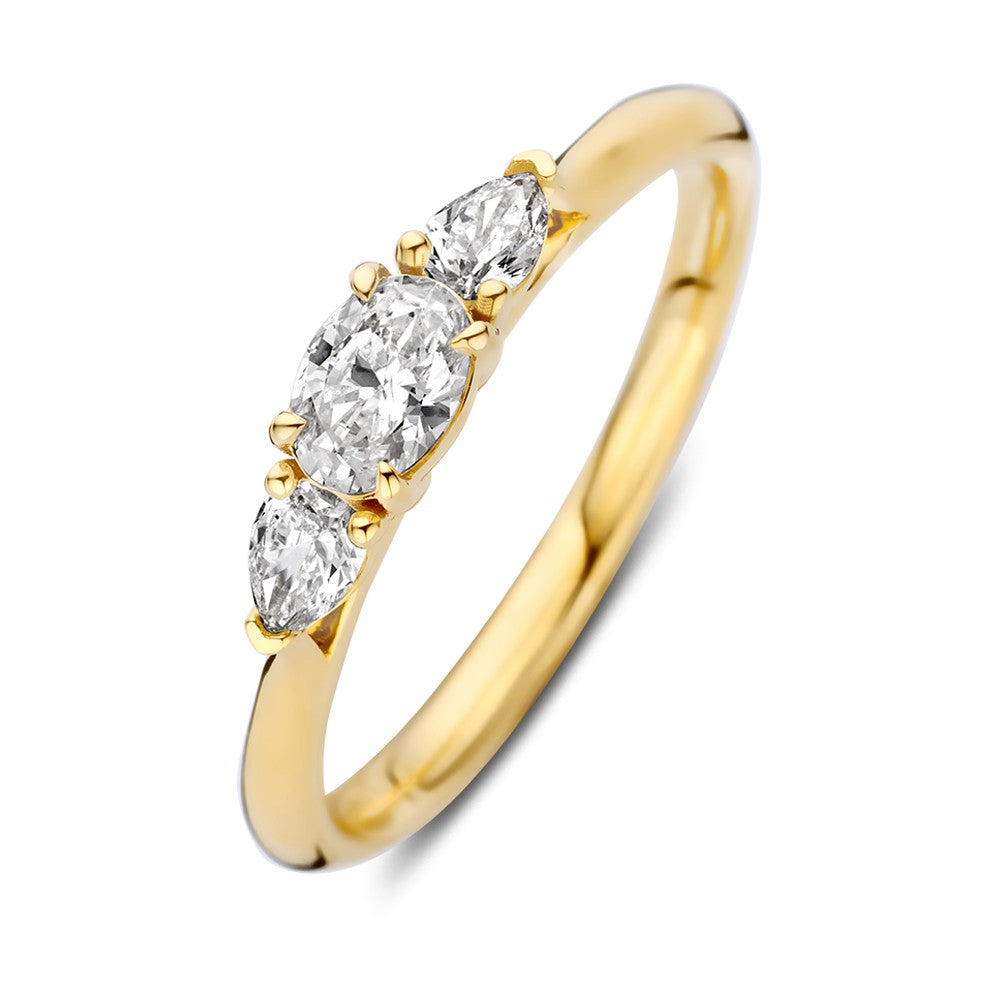 Gouden ring met drie diamanten, waarvan één centrale diamant en twee kleinere in peervorm.