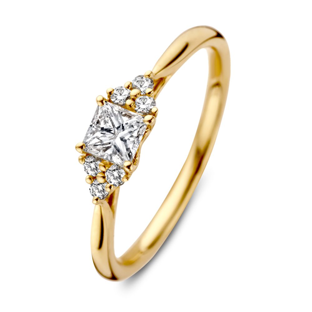 Geelgouden ring met een prinses slijpvorm diamant in het midden, omringd door kleinere briljanten.