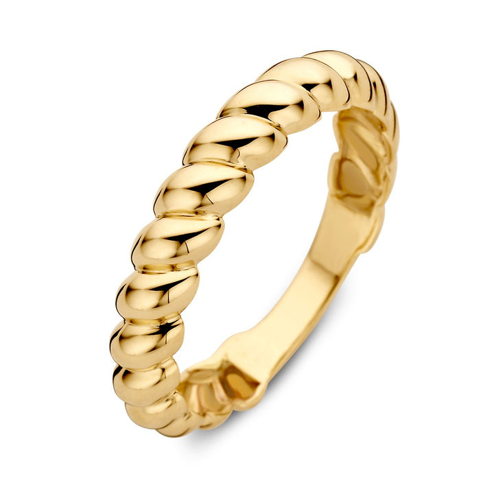 De Geelgouden Gedraaide Bandring van Excellent Jewelry is een minimalistische ring van 14kt goud (4,3 mm breed, 1,8 gram) met touwstructuur en gladde segmenten voor een elegante, verfijnde uitstraling.