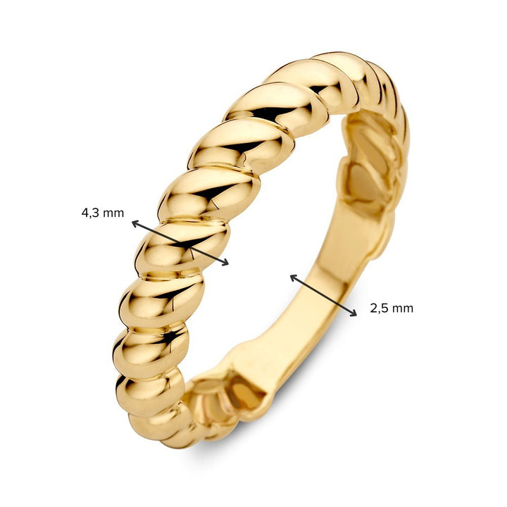 De Geelgouden Gedraaide Bandring van Excellent Jewelry is een minimalistische ring van 14kt goud met gedraaid design, 4,3 mm breed en 1,8 gram - een gepolijste geelgouden eyecatcher voor elke dag.