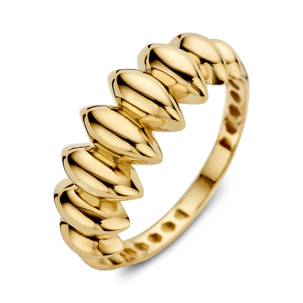 Brede geelgouden ring met speels design, 14kt goud, 8 mm breed met een golvende, glanzende afwerking.
