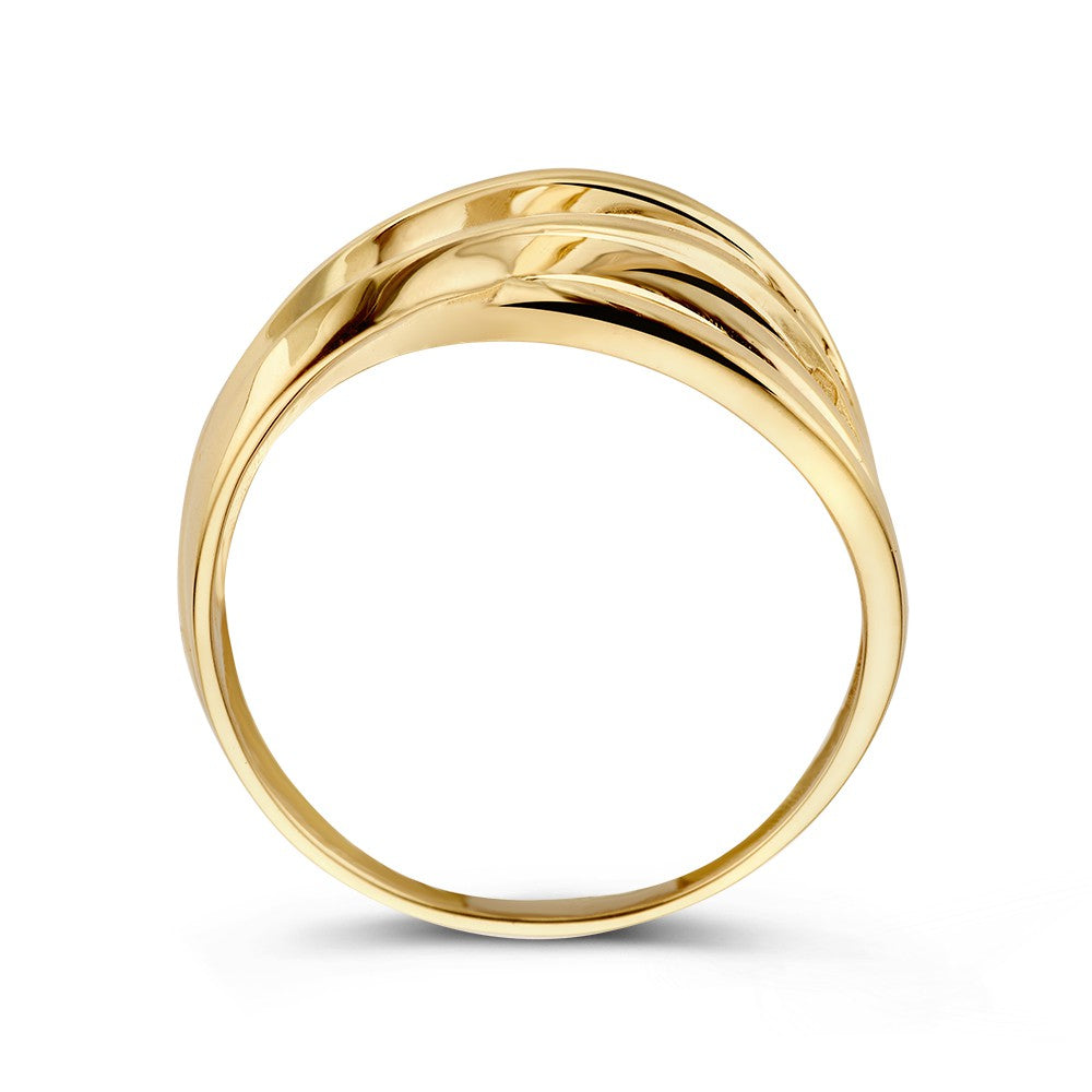 De Excellent Jewelry Geelgouden Ring met Gekruiste Banen - 14kt goud, 9 mm breed, 2,4 gram - is rechtop afgebeeld op een effen witte achtergrond, waardoor het elegante en licht golvende gekruiste bandontwerp wordt benadrukt.