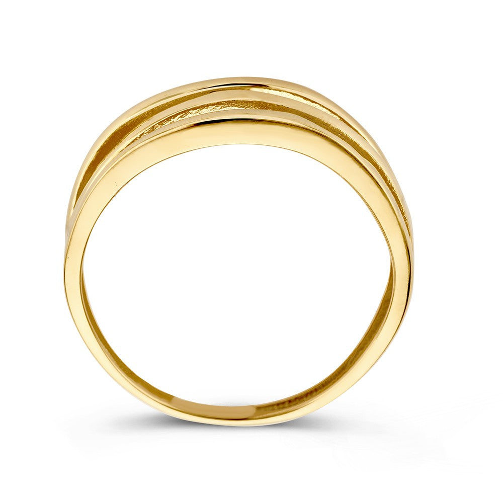 De Geelgouden Crossover Ring van Excellent Jewelry is gemaakt van 14kt goud, 6 mm breed en weegt 2,1 gram. De ring heeft een glad gepolijste afwerking met twee diagonale banden, wat zorgt voor een modern gelaagd design.