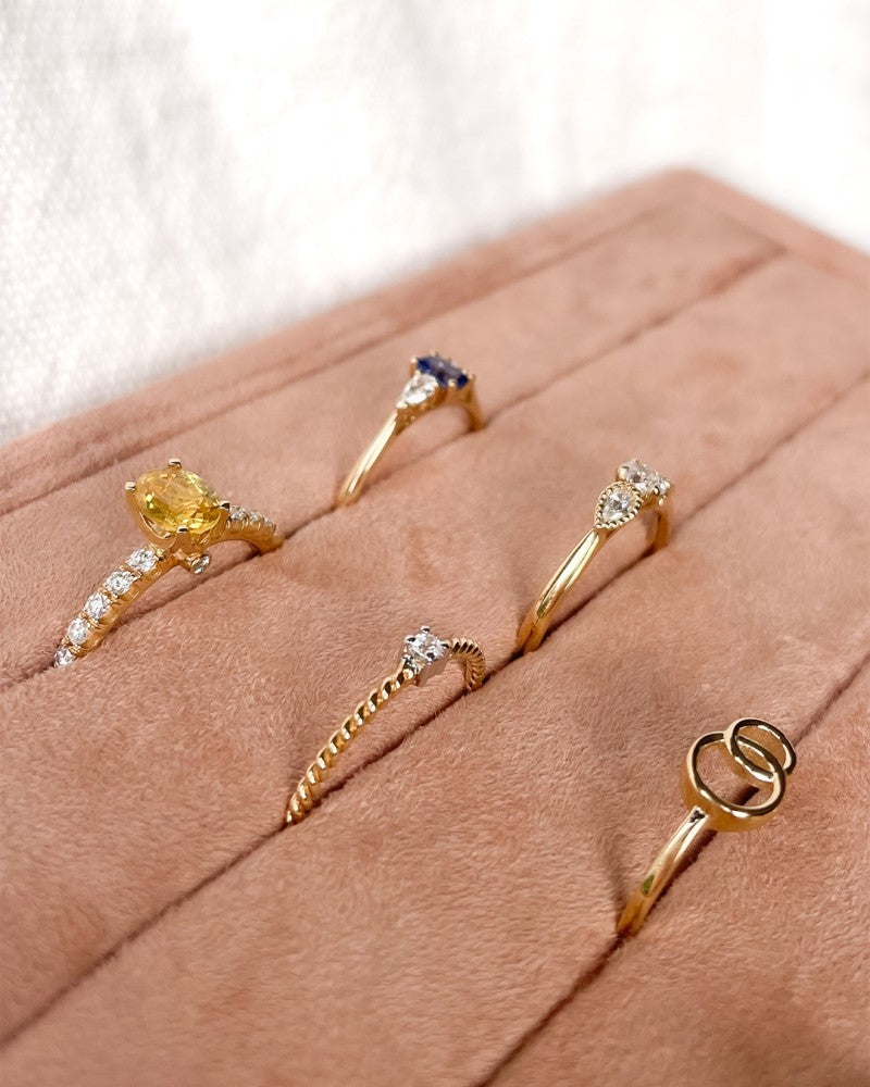 De Geelgouden Ring met Twee Verbonden Cirkels van Excellent Jewelry, in 14kt goud en 7,2 mm breed, straalt elegantie uit met zijn unieke ontwerp en is een stijlvolle damesring van 1,4 gram.