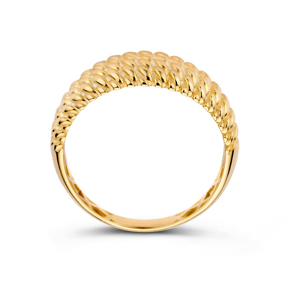 De Brede Geelgouden Ring met Getorste Bewerking van Excellent Jewelry heeft een afgeronde band en een bewerkt, schubachtig patroon op de bovenkant. Deze tijdloze, elegante ring wordt rechtop tegen een witte achtergrond getoond.