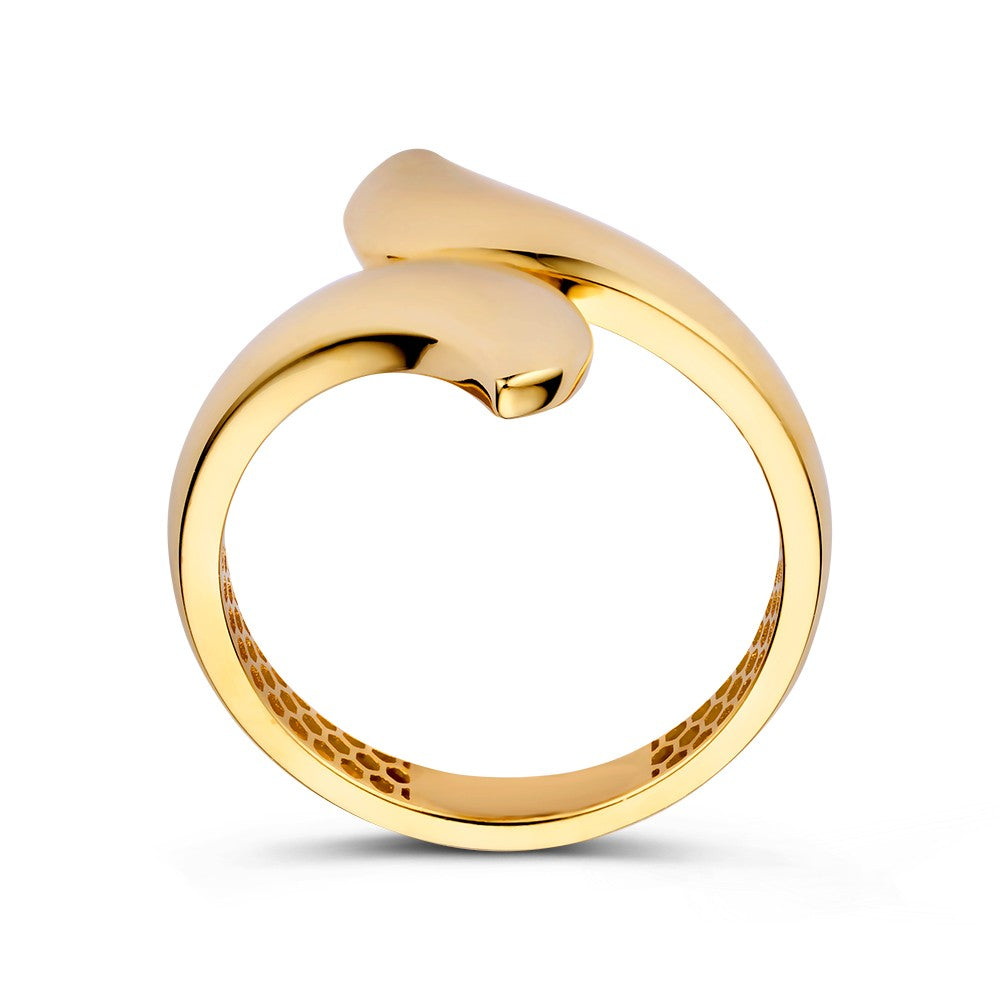 De Opvallende Geelgouden Ring met Speels Design van Excellent Jewelry combineert een modern, overlappend ontwerp met een subtiel honingraatpatroon aan de binnenzijde-de ideale keuze voor liefhebbers van gouden sieraden.