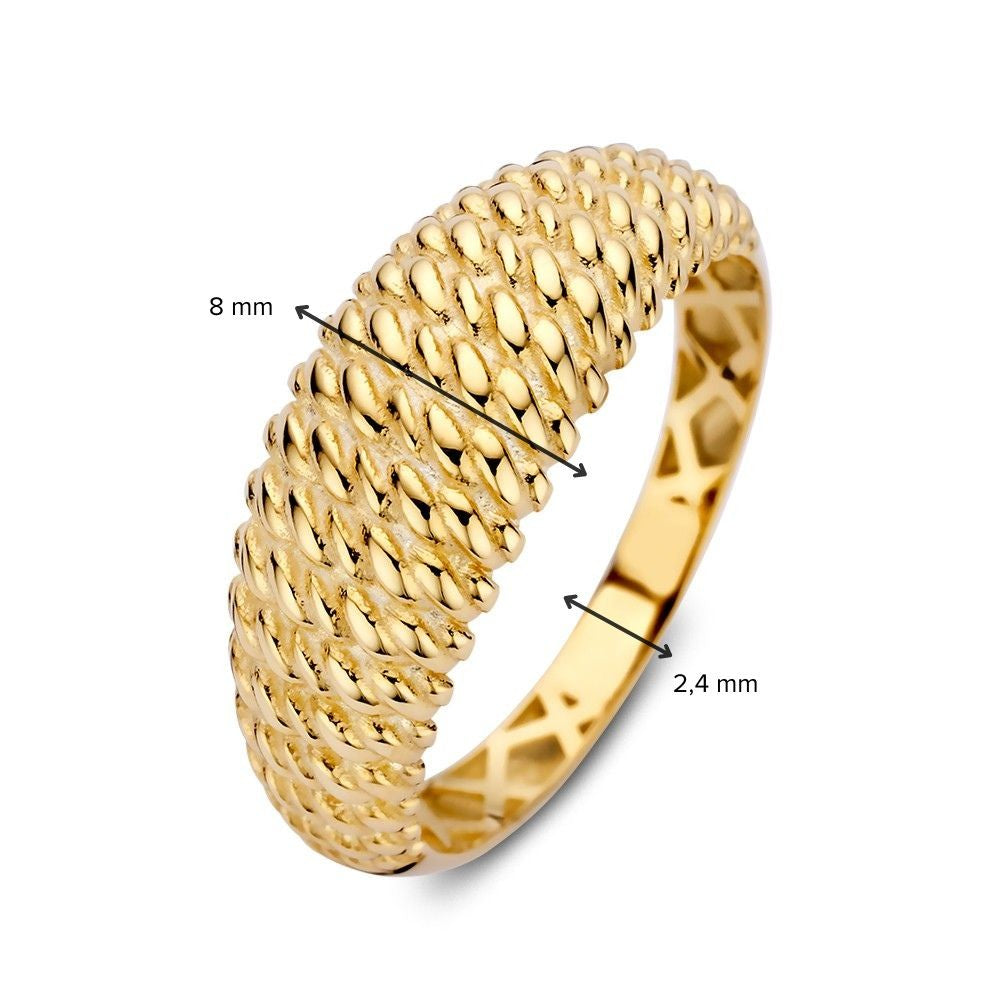 De Brede Geelgouden Ring met Getorste Bewerking van Excellent Jewelry straalt tijdloze elegantie uit dankzij het touwachtige patroon, 8 mm brede bovenkant en taps toelopende band van 2,4 mm aan de onderzijde.