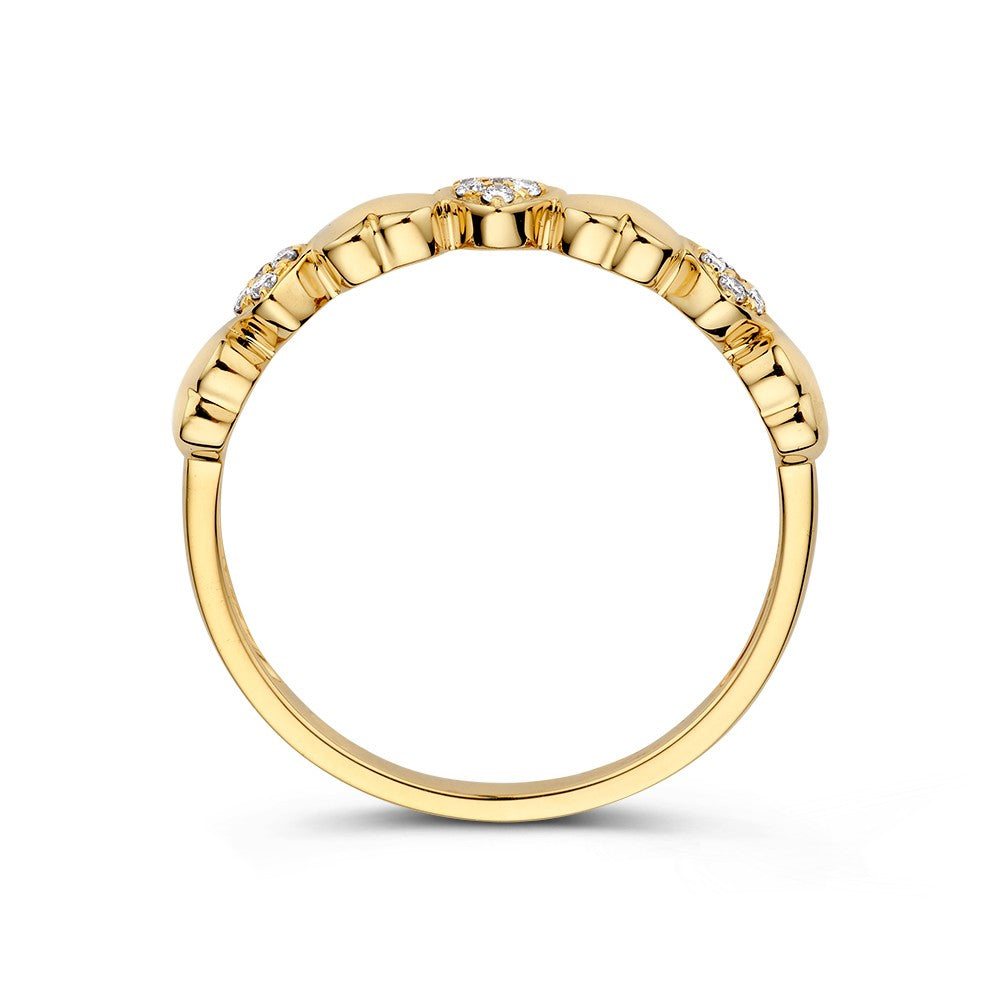 De Geelgouden Ring met Hartjes en Diamanten van Excellent Jewelry is een 14k geelgouden ring met een smalle band, speelse hartjes en fonkelende diamanten (0.09 crt), getoond rechtopstaand in zijaanzicht.