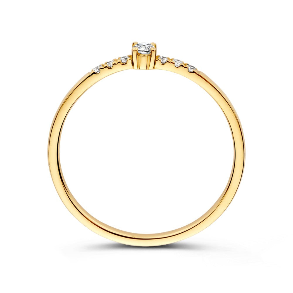 De Excellent Jewelry Ring geelgoud briljant 0.09 crt. is een 14 karaat geelgouden ring met een rond diamanten middenstuk en kleinere diamanten langs de band, van opzij gezien tegen een witte achtergrond.