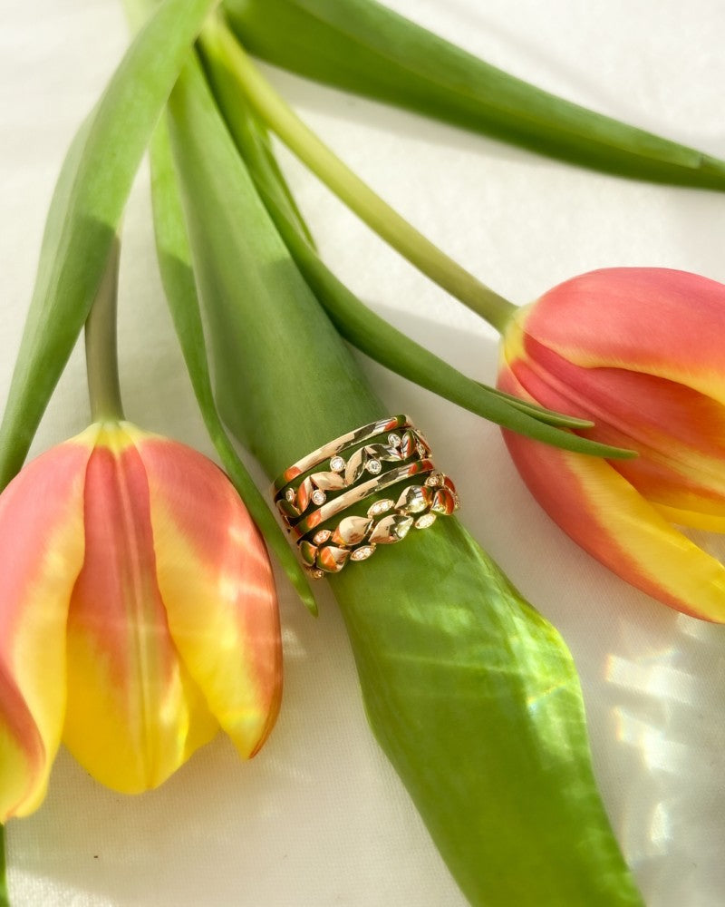 Unieke Geelgouden Ring met Bladontwerp en Diamant – Een Natuurlijke Luxe 0.09 crt.