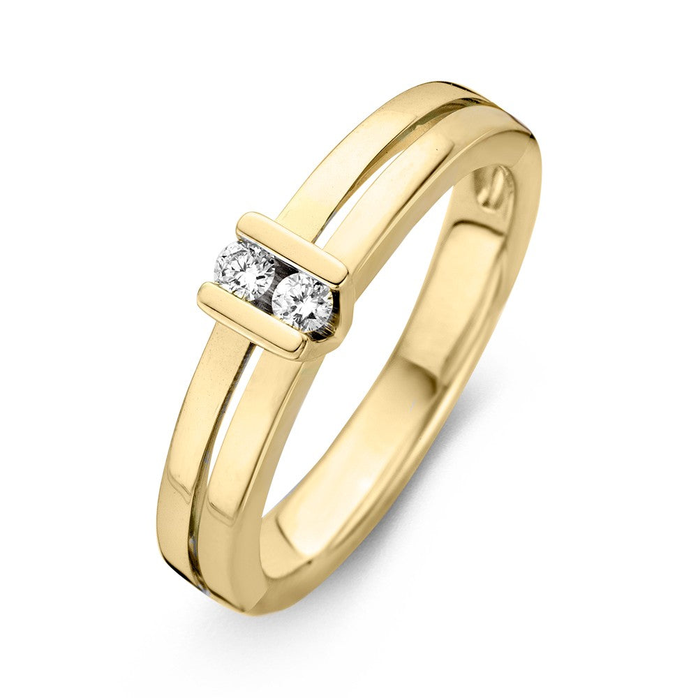 Geelgouden ring met twee briljanten in verhoogde V-zetting en strak design, 14 karaat goud.