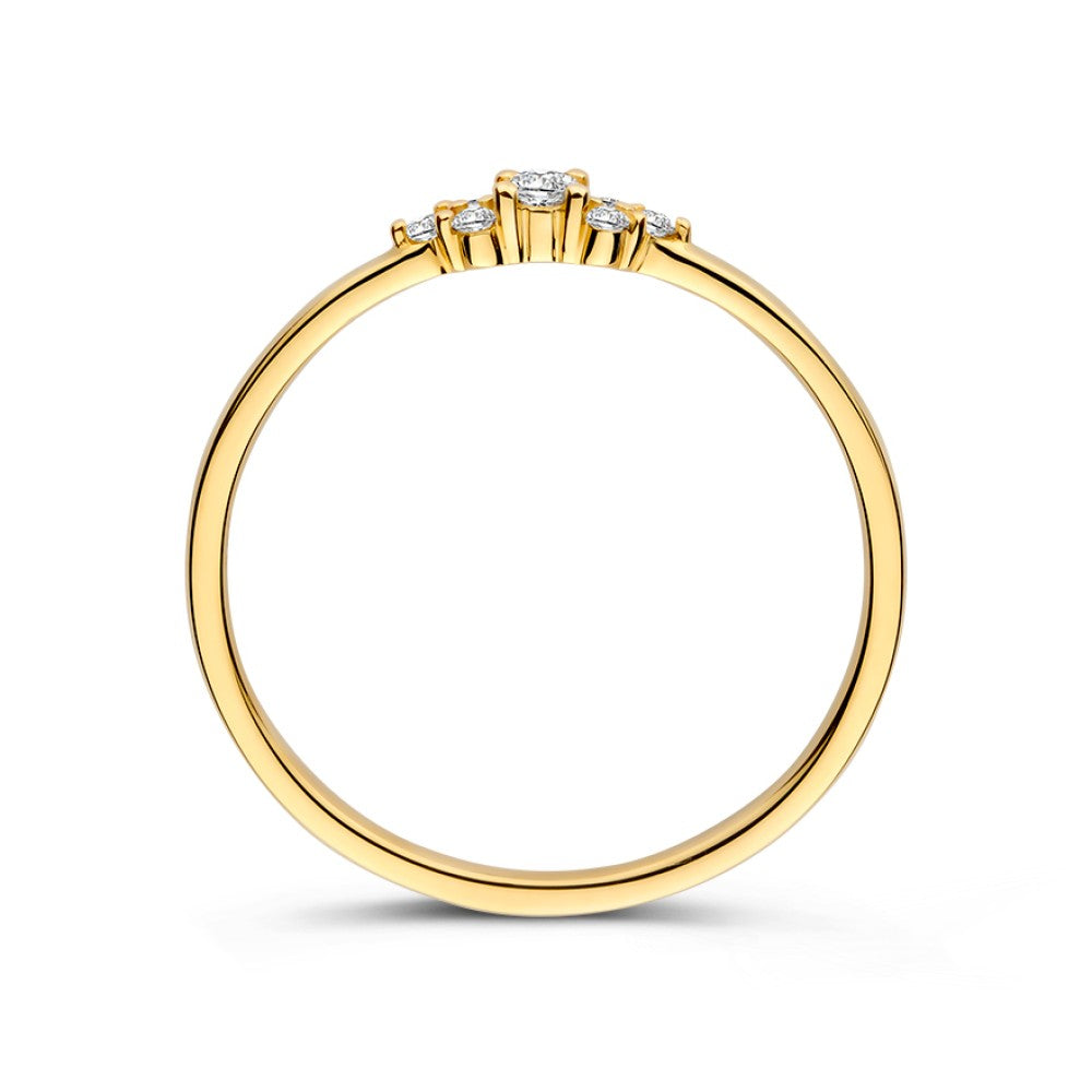 De Excellent Jewelry Ring geelgoud briljant 0.10 crt. heeft een slanke geelgouden band met vijf kleine ronde briljantgeslepen diamanten in een taps toelopende cluster, afgebeeld tegen een witte achtergrond.
