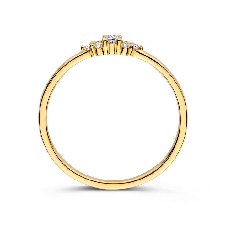 De Excellent Jewelry Ring geelgoud briljant 0.10 crt. heeft een slanke geelgouden band met vijf kleine ronde briljantgeslepen diamanten in een taps toelopende cluster, afgebeeld tegen een witte achtergrond.