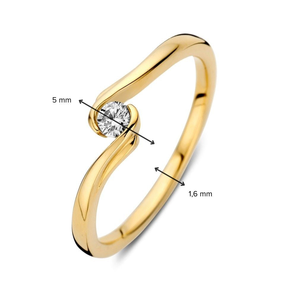 De Ring geelgoud briljant 0.11 crt. van Excellent Jewelry is een 14 karaat geelgouden ring met een ronde diamant in een moderne gebogen zetting. De diamant meet 5 mm, de band is 1,6 mm breed.