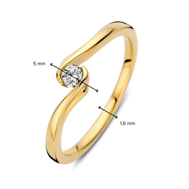 De Ring geelgoud briljant 0.11 crt. van Excellent Jewelry is een 14 karaat geelgouden ring met een ronde diamant in een moderne gebogen zetting. De diamant meet 5 mm, de band is 1,6 mm breed.