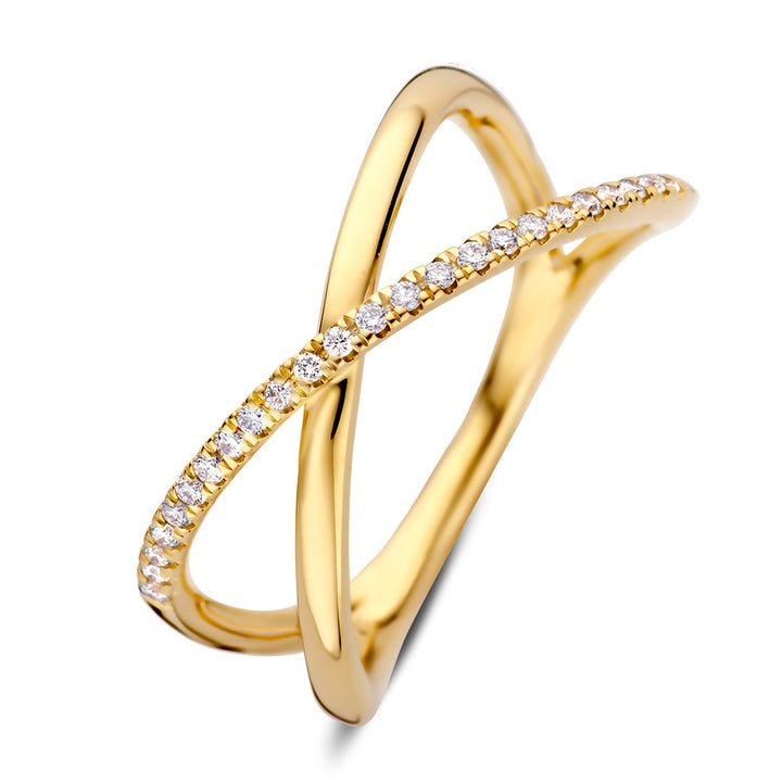 De Ring geelgoud briljant 0.12 crt. van Excellent Jewelry is een 14k geelgouden kruisring met X-vorm: één band pavé gezet met diamanten, de andere glanzend gepolijst.