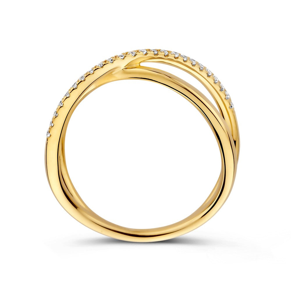 De "Ring geelgoud briljant 0.12 crt." van Excellent Jewelry is een 14 karaat geelgouden kruisring met een dubbele band, waarvan één schittert met kleine briljanten van in totaal 0,12 crt.