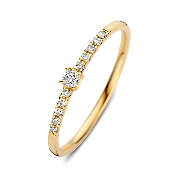 De Excellent Jewelry Ring geelgoud briljant 0.12 crt. heeft een centrale ronde diamant met kleinere stenen op een slanke 14 karaat geelgouden band, afgebeeld tegen een witte achtergrond.