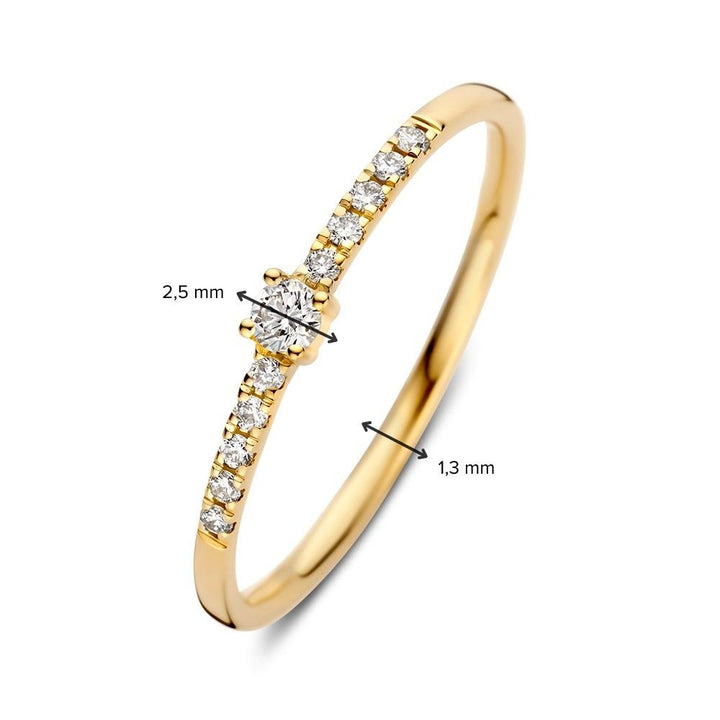 De "Ring geelgoud briljant 0.12 crt." van Excellent Jewelry is een delicate geelgouden ring met een centrale briljant diamant (2.5 mm) en kleinere diamanten op de 1.3 mm brede band.