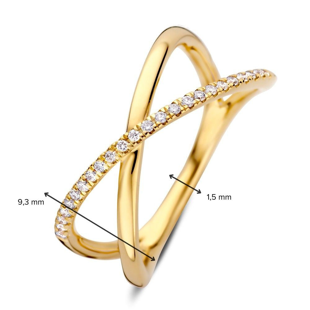 De Ring geelgoud briljant 0.12 crt. van Excellent Jewelry is een 14 karaat gekruiste ring met twee overlappende banden, waarvan één glad en één met diamanten, hoogte 9,3 mm en bandbreedte 1,5 mm.